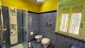 Casa, várias camas | Banheiro | Chuveiro, secador de cabelo, toalhas de banho
