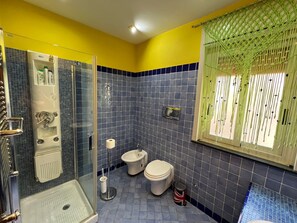 Maison, Plusieurs lits | Salle de bain | Douche, séchoir à cheveux, serviettes fournies