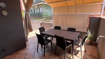 Casa, varias camas | Balcón