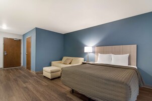 Muebles diferentes, escritorio y espacio para trabajar con laptop 