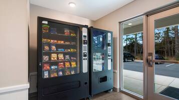 Máquina expendedora con aperitivos y un dispensador de agua.