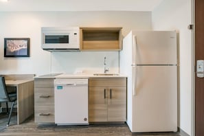 Quarto econômico, 1 cama Queen, para não fumantes | Escrivaninha, espaço de trabalho para notebook, cortinas blackout