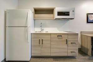 Großer Kühlschrank, Mikrowelle, Herdplatte, Gefrierschrank