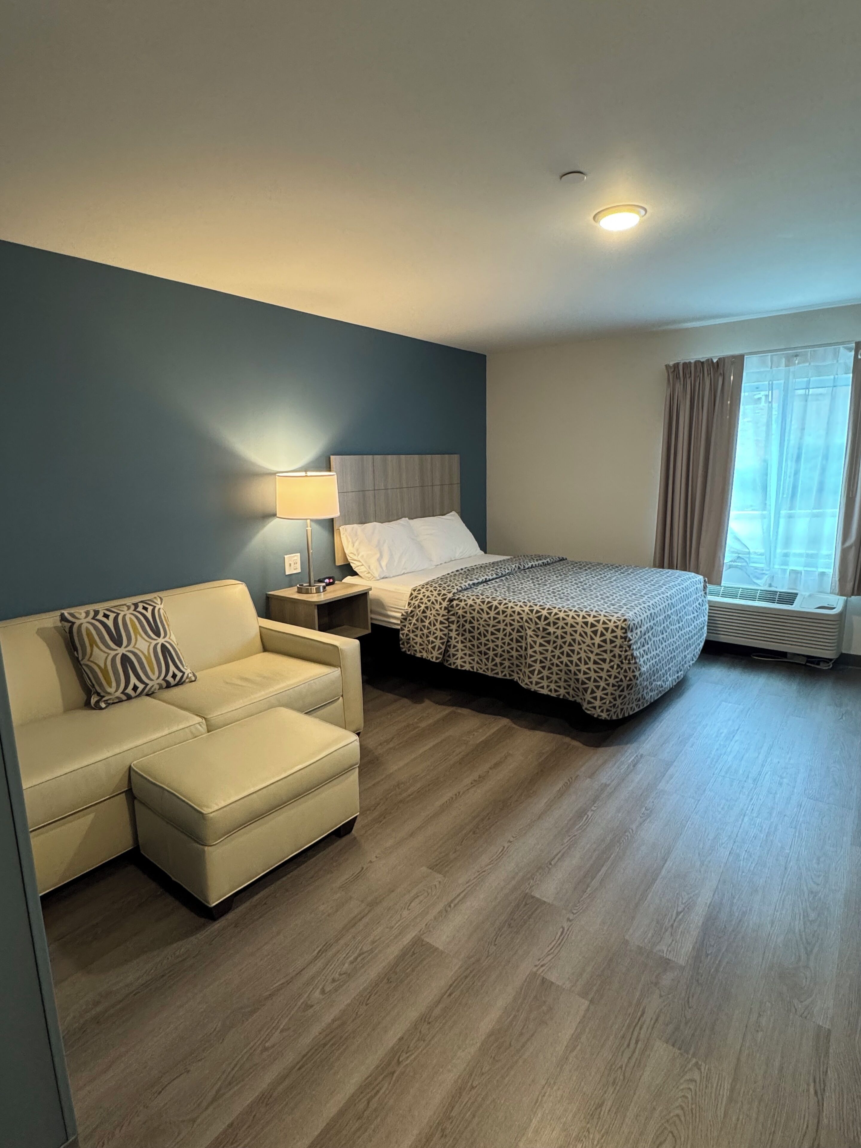 Een bureau, een laptopwerkplek, verduisterende gordijnen