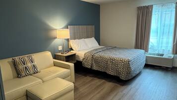 Een bureau, een laptopwerkplek, verduisterende gordijnen