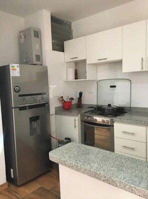 Kühlschrank, Herdplatte, Wasserkocher, Mixer