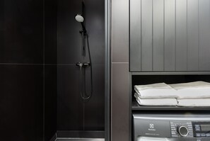 Apartamento de diseño | Baño | Secador de pelo, toallas, jabón y champú