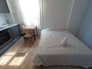 1 bedroom, desk