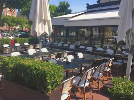 Outdoor dining. Comfortable studio - Hypercentre - 20 min to Paris