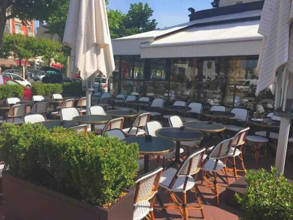 Outdoor dining - Comfortable studio - Hypercentre - 20 min to Paris (Maisons-Laffitte)