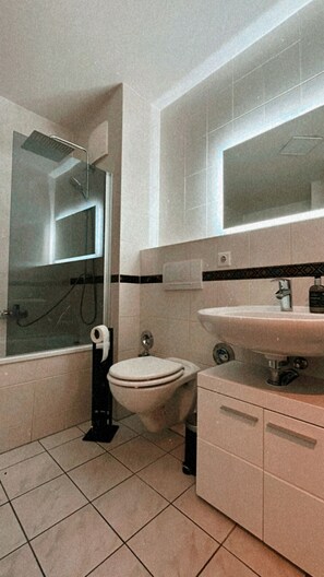 Combined shower/bathtub, hair dryer, towels, soap
