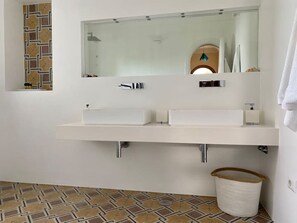Suihku, hiustenkuivaaja, bidee, pyyhkeet