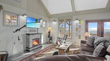 Smart TV, chimenea y videojuegos