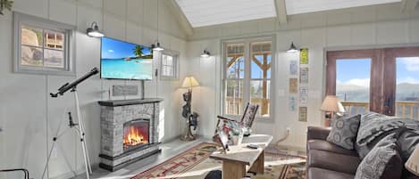 Smart TV, chimenea y videojuegos