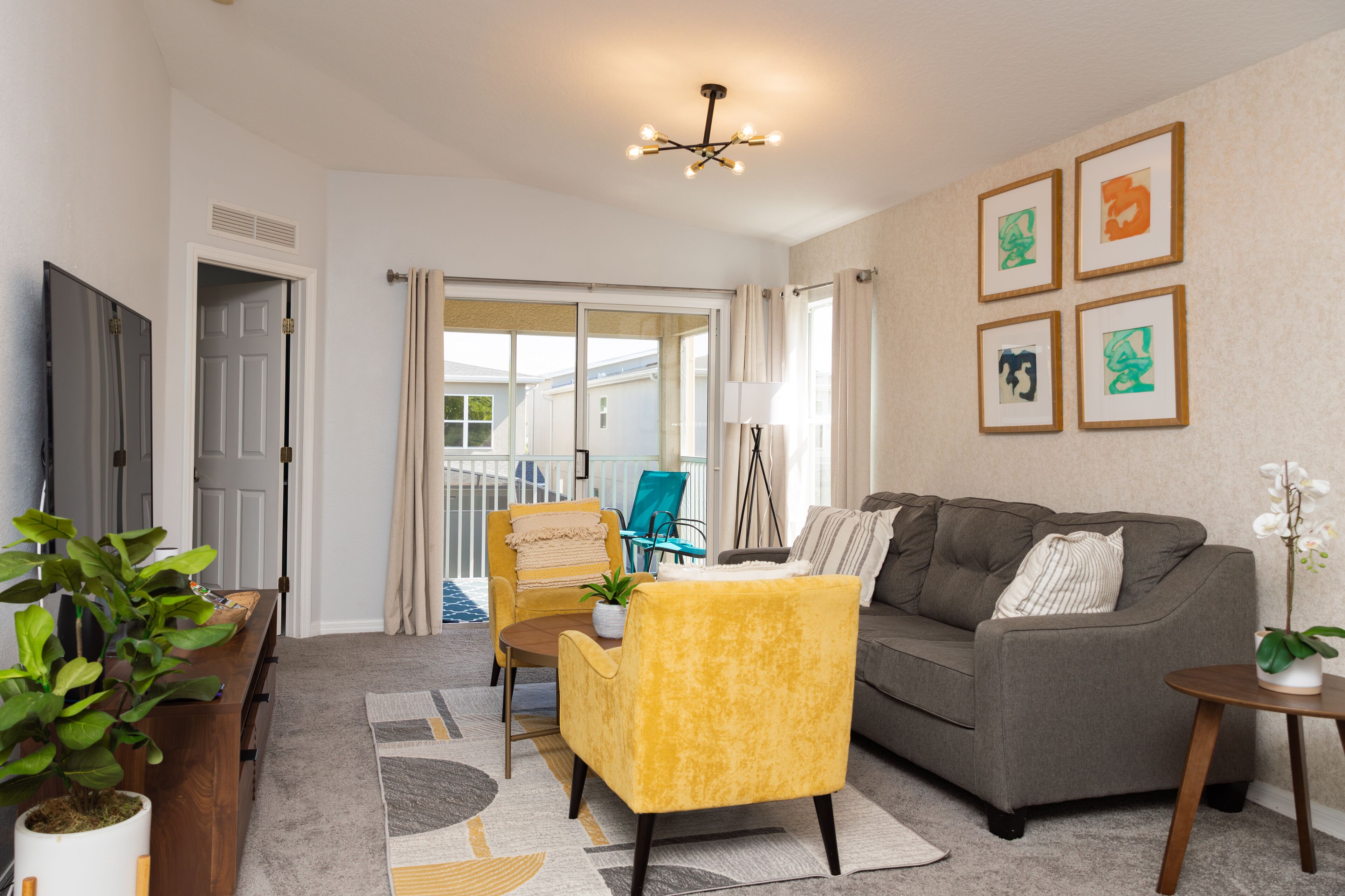 TV connectée, espaces bureaux, écrans d'ordinateur, imprimantes