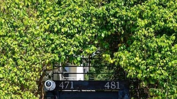 A black metal gate with the numbers 471 and 481, surrounded by lush green foliage. - Oasis-15 5 MIN FROM MIAMI BEACH, Studio, Miami Design District & Wynwood (Miami)
