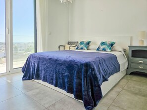 2 bedrooms, iron/ironing board, free WiFi