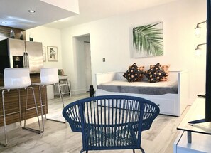 1 habitación, escritorio, tabla de planchar con plancha y wifi