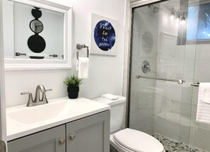 Dusche, Haartrockner, Handtücher, Seife