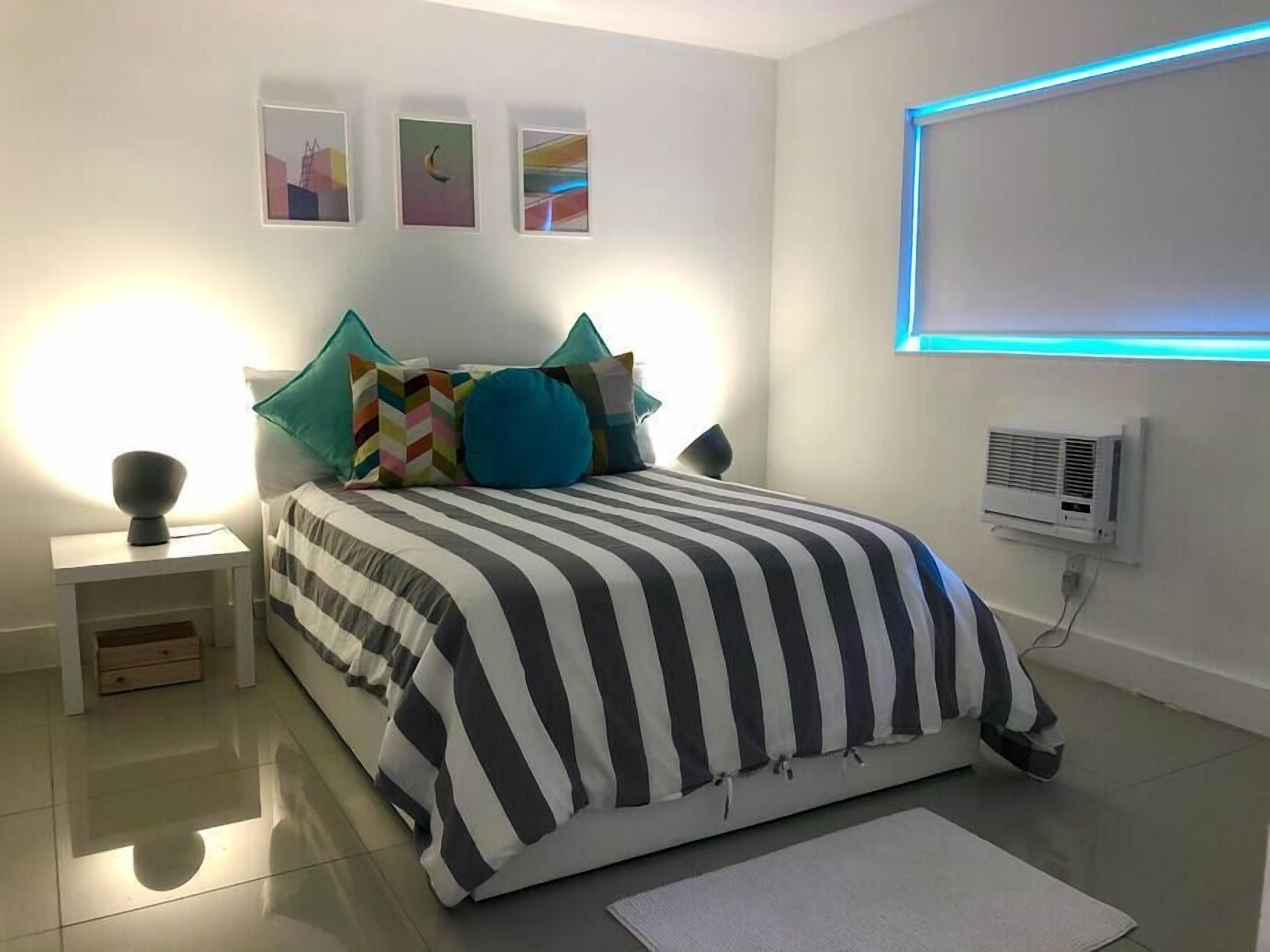 1 dormitorio, escritorio, tabla de planchar con plancha y wifi