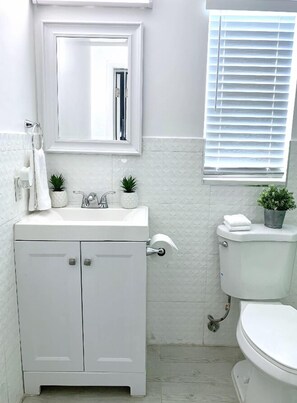 Haartrockner, Handtücher, Seife, Shampoo