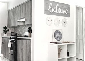 Kühlschrank, Mikrowelle, Ofen, Wasserkocher mit Kaffee-/Teezubehör