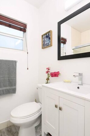 Hair dryer, towels, soap, shampoo - Oasis-12 5 MIN FROM MIAMI BEACH, Studio, Miami Design District & Wynwood (Miami)