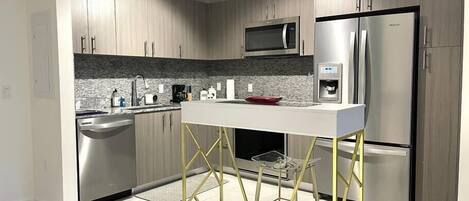 Coffee/tea maker, cookware/dishes/utensils