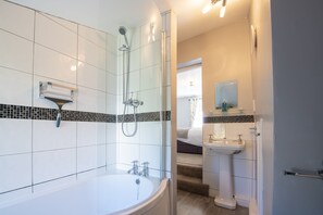 Ensemble douche/baignoire, sèche-cheveux, serviettes fournies