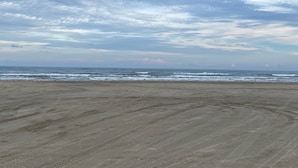 Une plage avec une vaste étendue de sable et des vagues.
