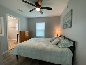 3 bedrooms, free WiFi, bed sheets - Updated 2 bedroom steps from the bay and the ocean! (Galveston)