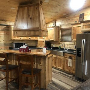 Fridge, microwave, oven, stovetop - New Cabin Just Waiting For Your Next Adventure (Boss)