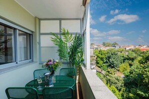 Outdoor dining - Sunny and Spacious House, 4BD 3Bath Downtown Porto (Porto)