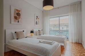 4 bedrooms, iron/ironing board, free WiFi, bed sheets - Sunny and Spacious House, 4BD 3Bath Downtown Porto (Porto)