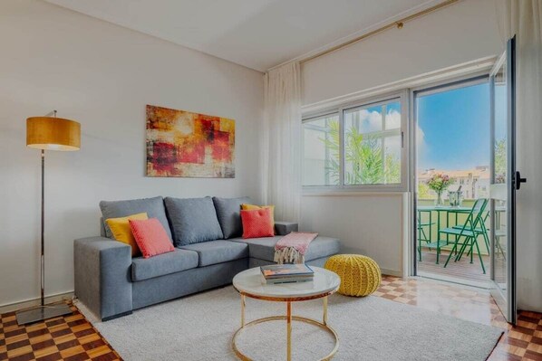 TV - Sunny and Spacious House, 4BD 3Bath Downtown Porto (Porto)