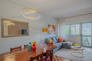 TV - Sunny and Spacious House, 4BD 3Bath Downtown Porto (Porto)