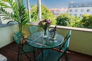 Outdoor dining - Sunny and Spacious House, 4BD 3Bath Downtown Porto (Porto)