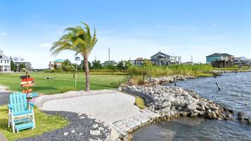 Playa en los alrededores, camastros y toallas de playa