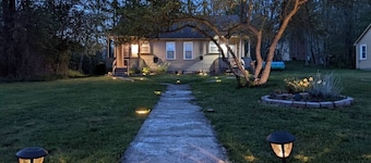 New! Romantic Agrihood Bungalow Getaway-Fireplace/WiFi