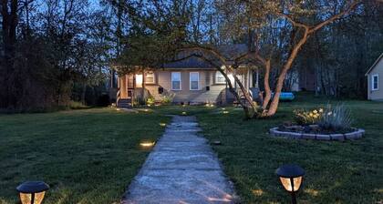 New! Romantic Agrihood Bungalow Getaway-Fireplace/WiFi