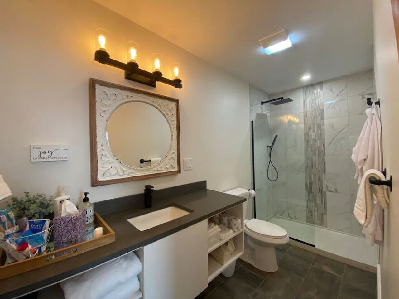 New! Romantic Agrihood Bungalow Getaway-Fireplace/WiFi