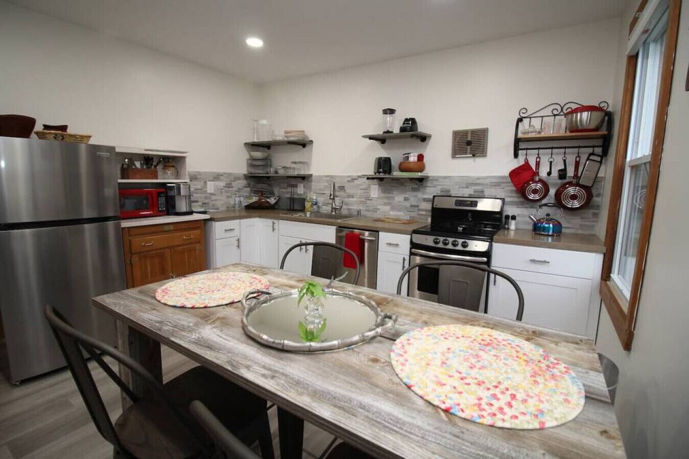 New! Romantic Agrihood Bungalow Getaway-Fireplace/WiFi