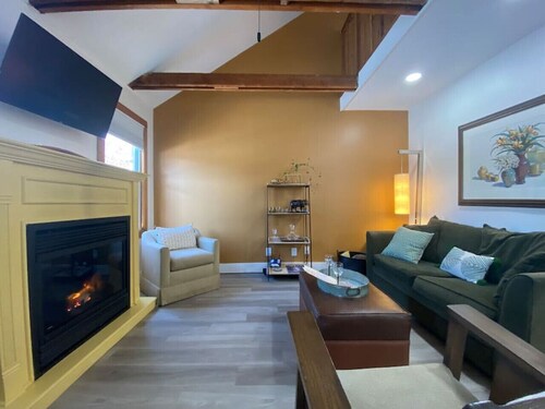 New! Romantic Agrihood Bungalow Getaway-Fireplace/WiFi