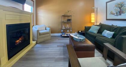 New! Romantic Agrihood Bungalow Getaway-Fireplace/WiFi