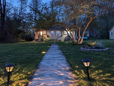 New! Romantic Agrihood Bungalow Getaway-Fireplace/WiFi
