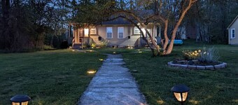 New! Romantic Agrihood Bungalow Getaway-Fireplace/WiFi
