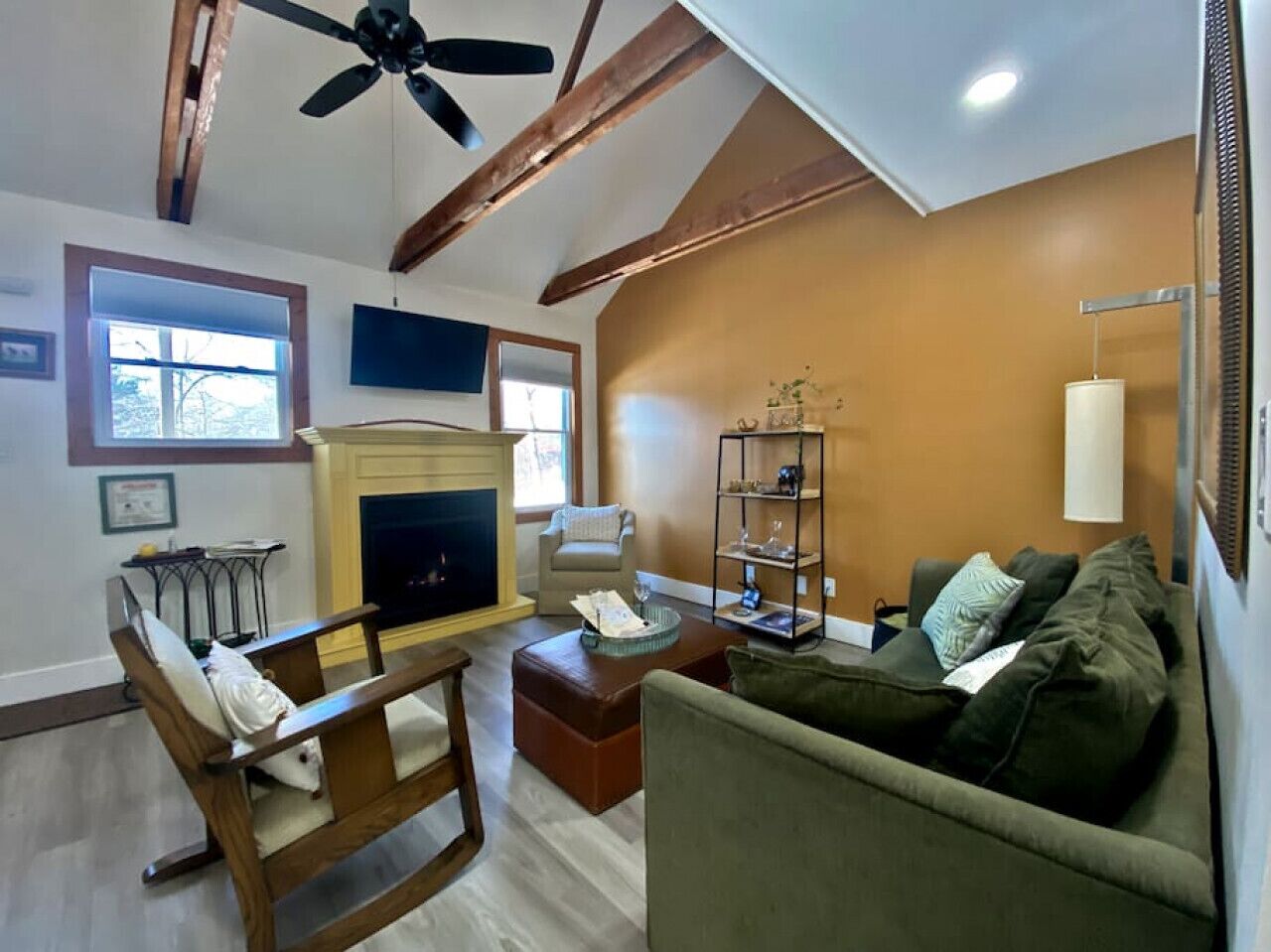 Een smart-tv en een open haard