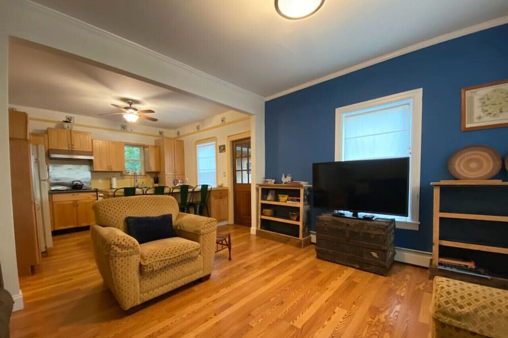 New! Cozy Agrihood Getaway-King Bed/Hiking/Relaxing