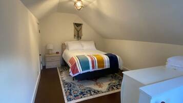 2 bedrooms, desk, iron/ironing board, WiFi