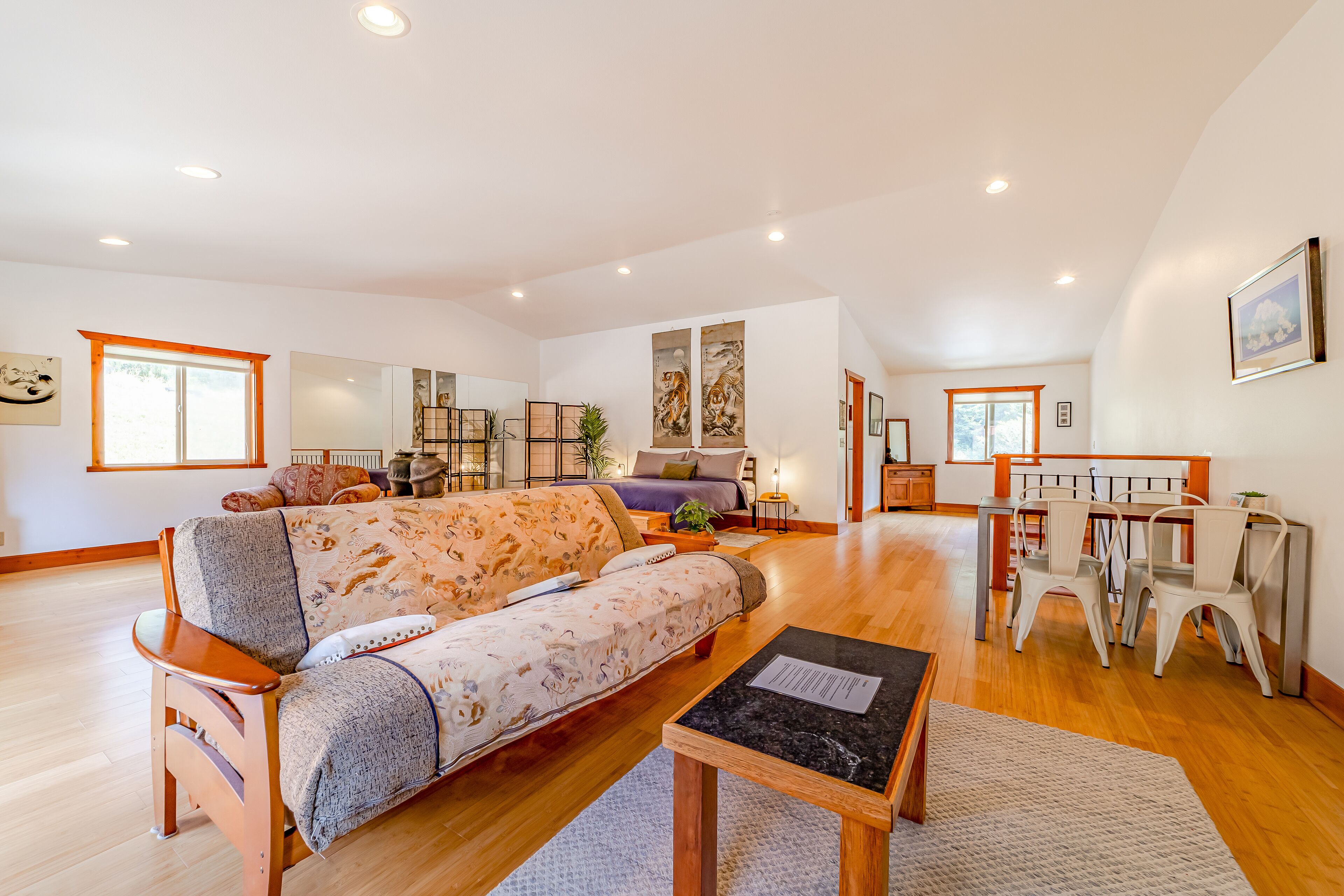 Tranquil dog-friendly studio with a private balcony, grill, & outdoor tub